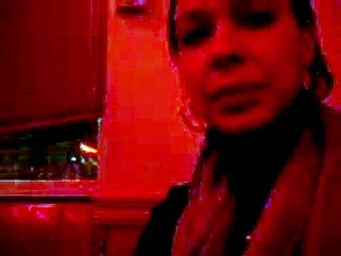 Бухая красивая девушка в баре отдыхает это супер