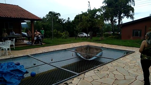 Un gros débile essaie de traverser une piscine en scooter...