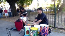 Des musiciens de rue jouent du Heavy Metal en Argentine