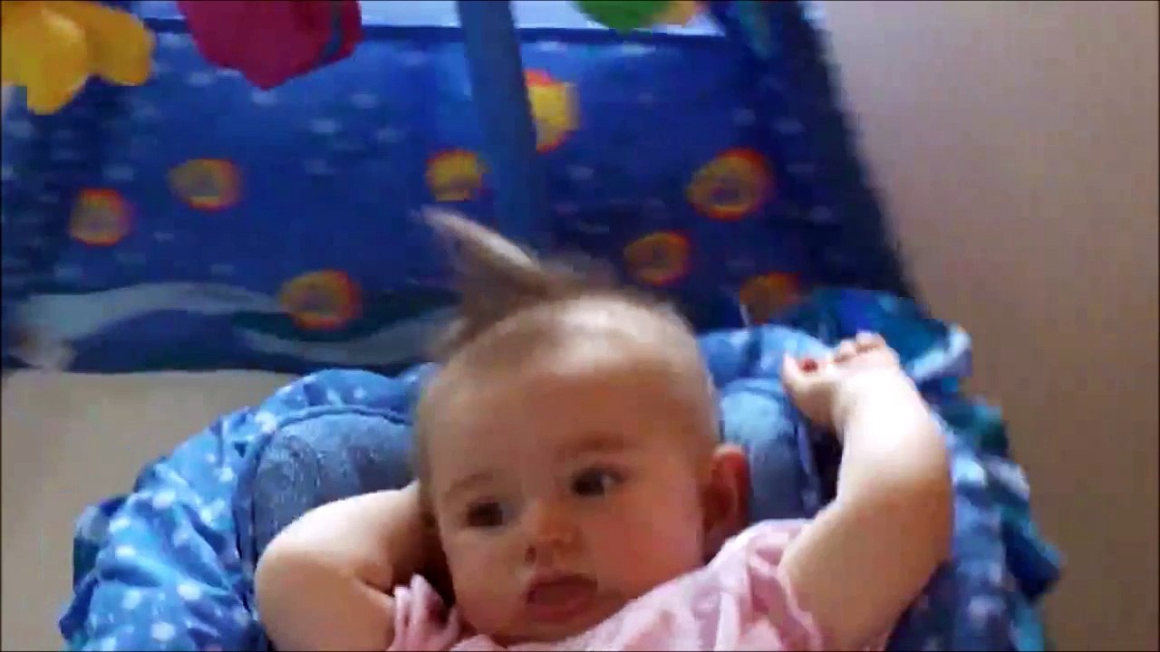 Quand bébé a les cheveux au vent. Adorable...