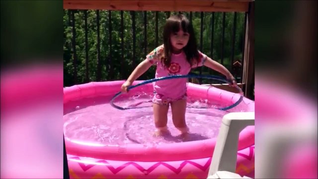 Cette petite fille ne maitrise pas trop la technique du Hula Hoop