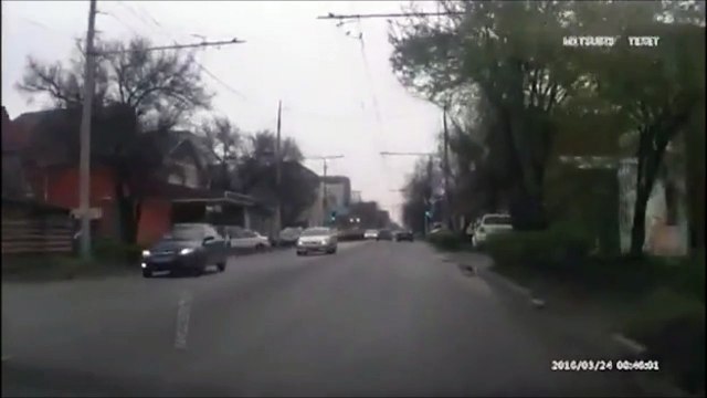 Mis KO par un panneau signalitique alors qu'il vient d'éviter de se faire tuer par une voiture... Pas de chance