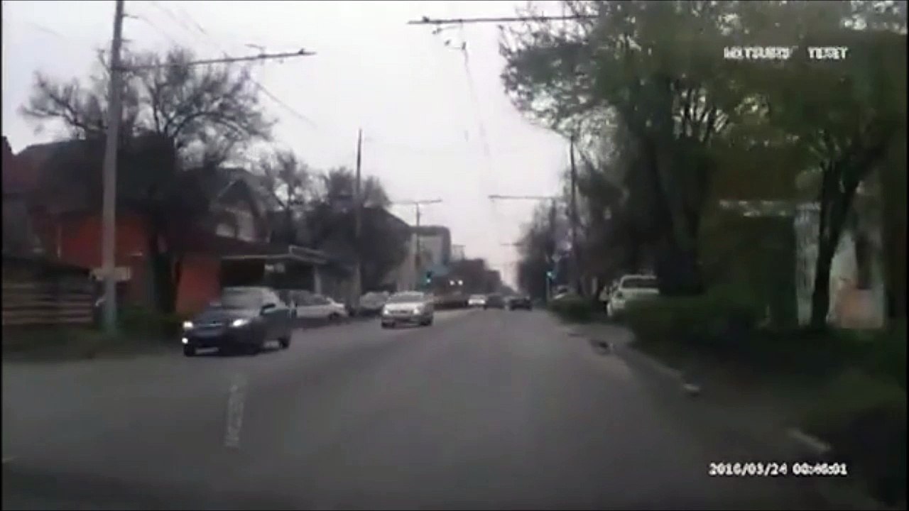 Mis KO par un panneau signalitique alors qu'il vient d'éviter de se faire tuer par une voiture... Pas de chance