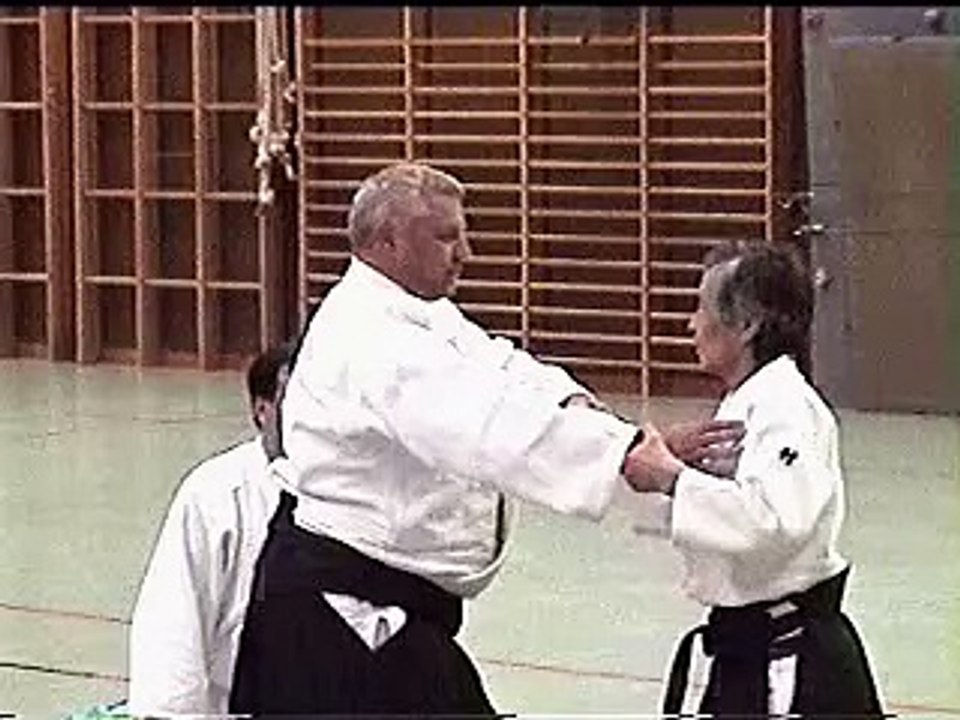 Nobuyoshi Tamura Linz 2001: Ryote dori Kokyo Nage mit Fixierung, Tamura Sensei als Uke