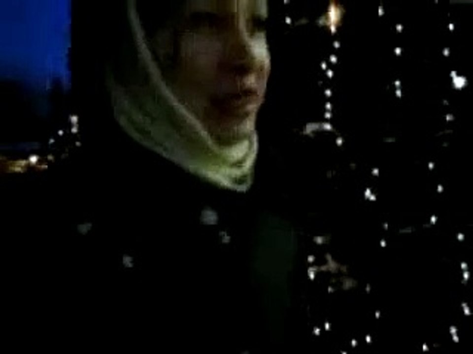 Девушка курит на новый год возле ёлки вечером - это супер beximaxi