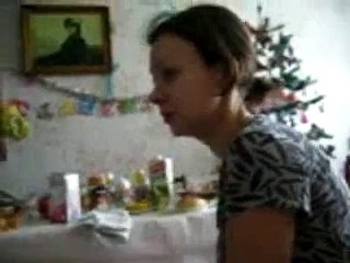 Девушка за новогодним столом сидит