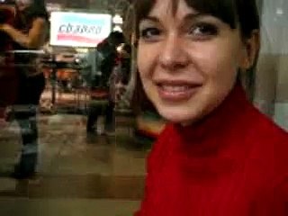 Девушки красивые кушают в ресторане макдональдсе