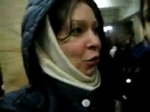 Красивые девушки сёстры на вокзале