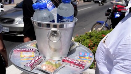 Água na bandeja: irmãos Pradenses viram garçons e faturam em semáforos