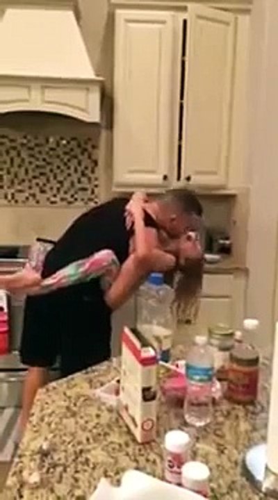 Elle pense que le papa prépare le petit déjeuner à leur fille, quand elle voit ça, elle est complètement charmée!