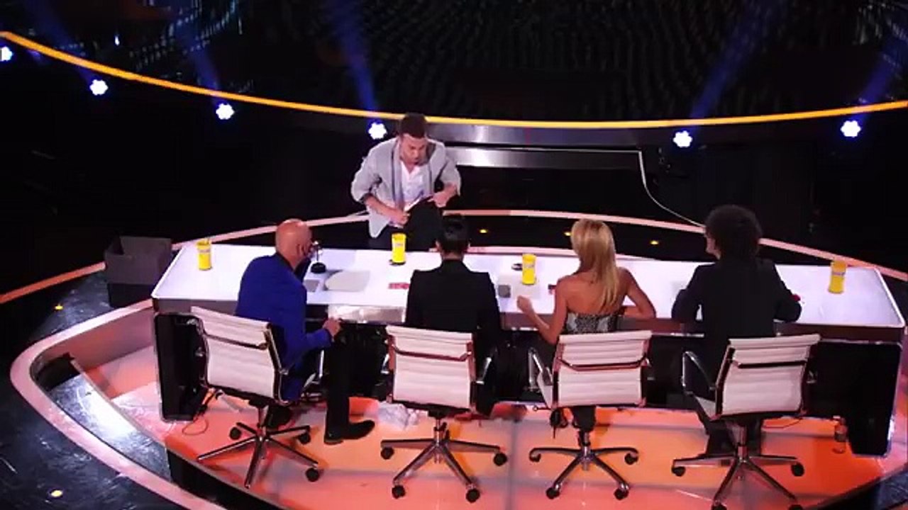 ساحر يسرق هاتف عضو بـلجنة تحكيم ويعيده بطريقة غريبة
