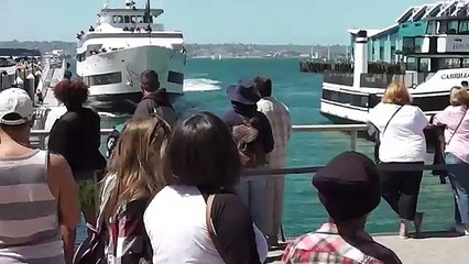 Un bateau rate son approche  et fonce dans le quai