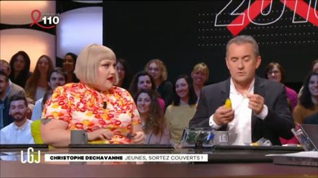 Christophe Dechavanne et Beth Ditto mettent une capote sur une banane !