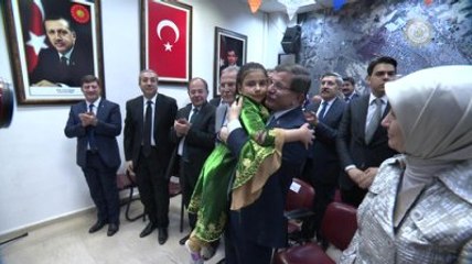 Davutoğlu'na Küçük Kızdan İstiklal Marşı Sürprizi