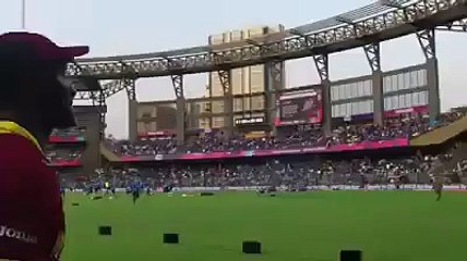 How Darren Sammy is Making Fun of MS Dhoni after match