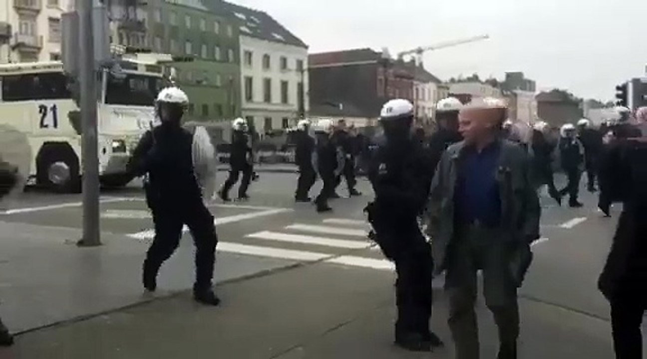 La tension monte à Bruxelles: plus d'une centaine de jeunes tentent de rejoindre la Bourse (VIDEO 2)