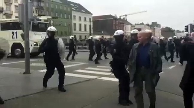 La tension monte à Bruxelles: plus d'une centaine de jeunes tentent de rejoindre la Bourse (VIDEO 2)