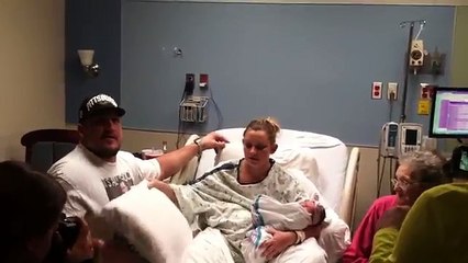 Maman prend son nouveau-né dans ses bras, mais regardez ce qu’elle découvre sous sa couverture !