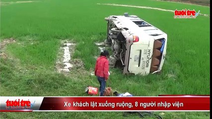 Xe khách lật xuống ruộng, 8 người nhập viện