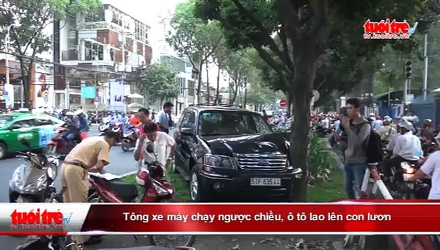 Tông xe máy chạy ngược chiều, ô tô lao lên con lươn