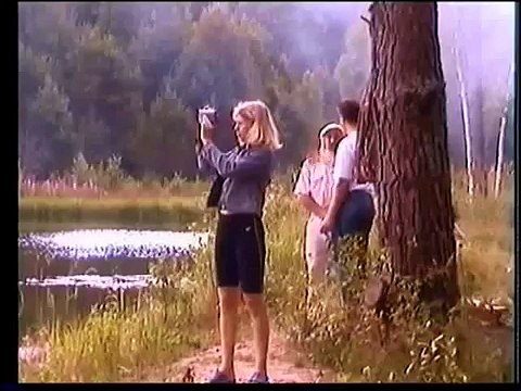 Генрик Вороваевец снимает на видеокамеру красивую девушку в лесу у пруда