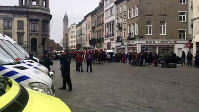 La tension monte à Bruxelles: plus d'une centaine de jeunes tentent de rejoindre la Bourse (VIDEO 4)