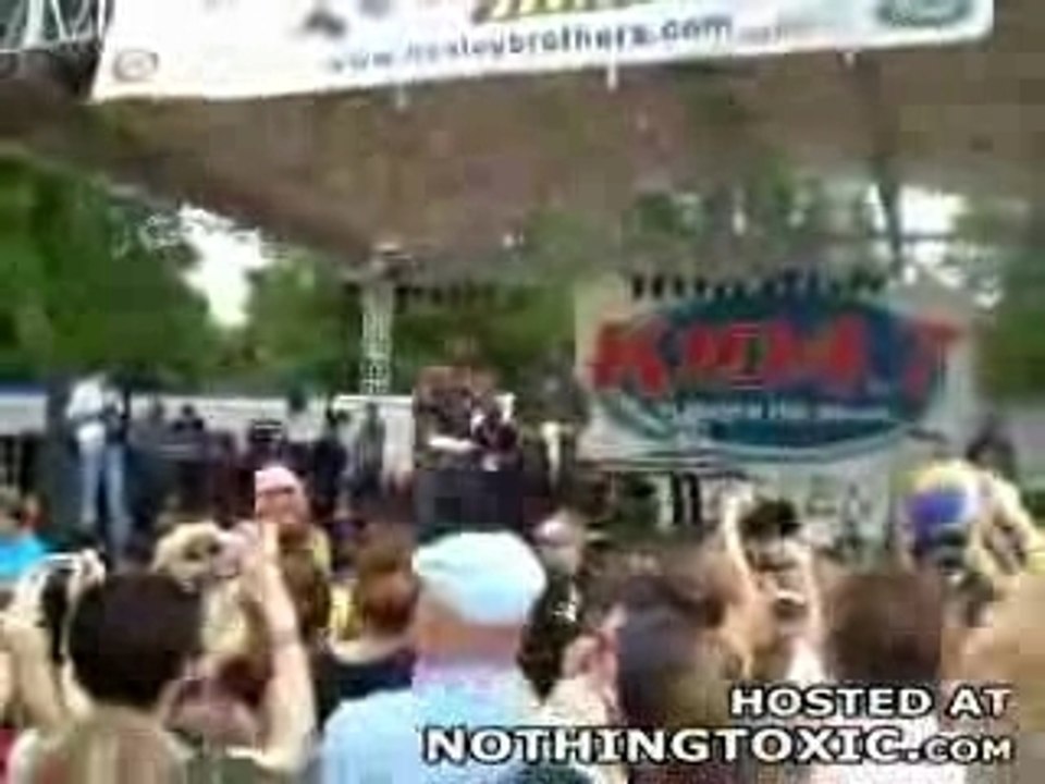 Akon jette un type dans la foule