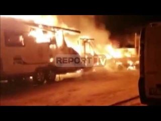 Report TV - Ekskluzive, ja si u shkrumbuan 4 automjetet në Tiranë