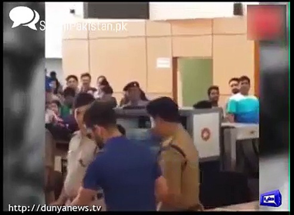 Crowd cheers as Indian team arrive airport