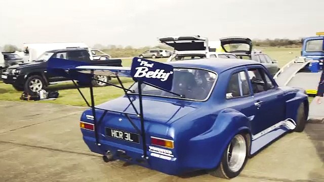 Isto é um Ford Escort com motor V8 4,6 litros de um Mustang SVT com 345 cv!!!
