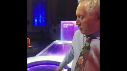 David Dimbleby slides down new Question Time set - BBC News