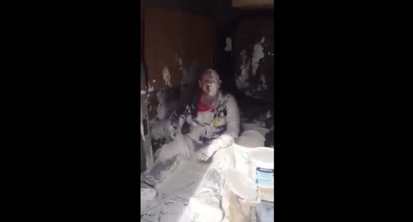 Ce peintre n'aurait jamais dû monter à l'arrière de cette camionnette