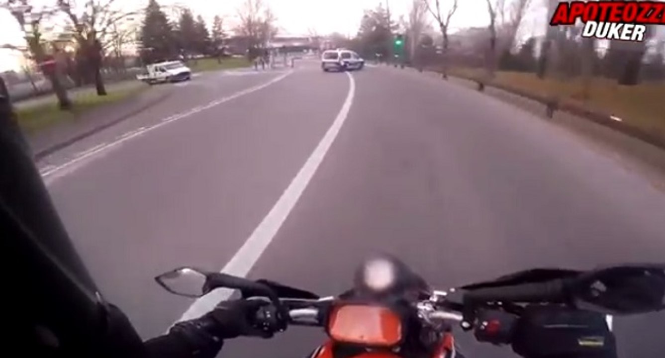 Des policiers grillent un feu rouge et coupent la route à un motard