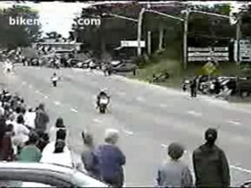 Crash-Moto Suzuki GSXR 1000 - Wheelie flip accident