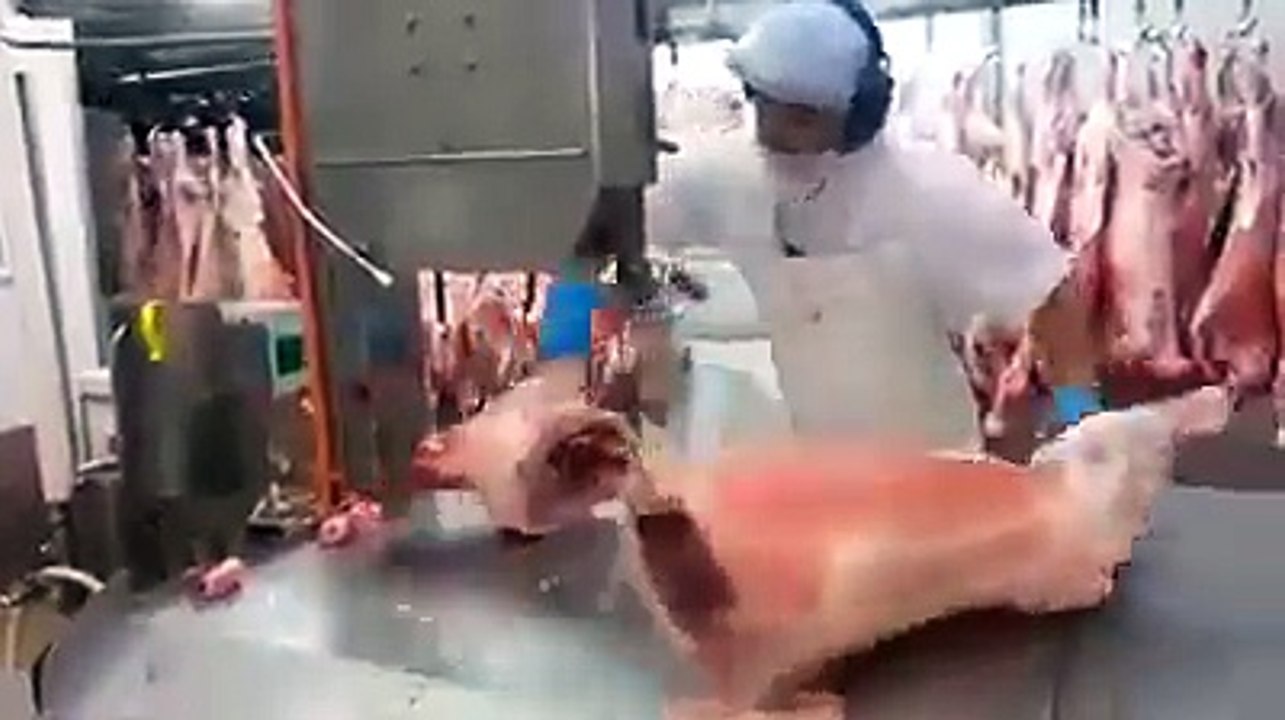 جزار يقطع اللحم باحترافية