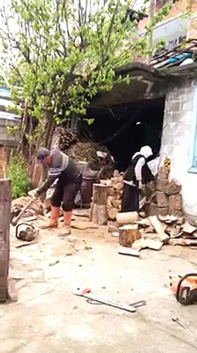 Televizyon reklamından aldığı motor odunu kesemeyince baltası ile motoru kesen adam