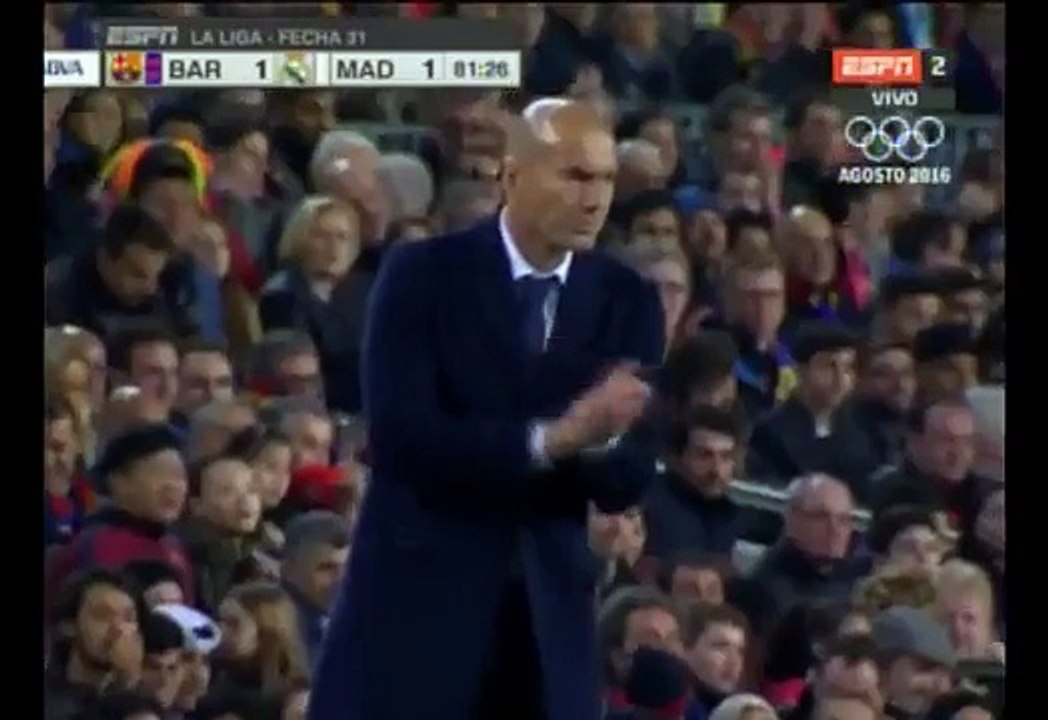 Zidane funny reaction after Cristiano Ronaldo attempt - FC Barcelona vs. Real Madrid