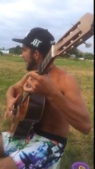 Un gitan qui chante "Bella" de Maître Gims