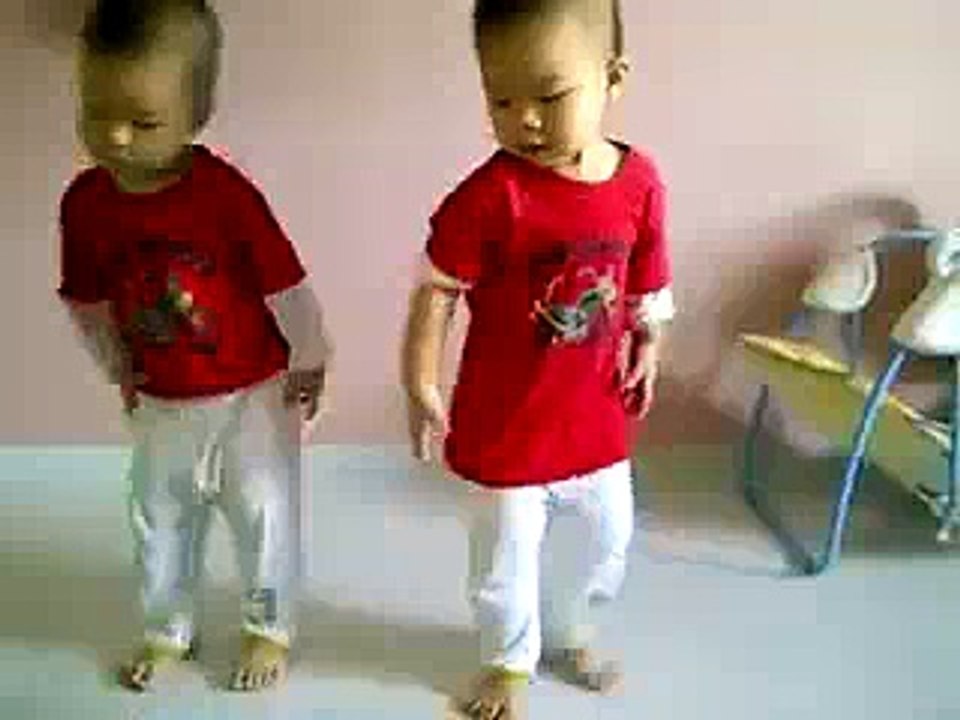 Two_Small_Kids_Dancing_On_Gangnam_Style_Song - Funny Videos