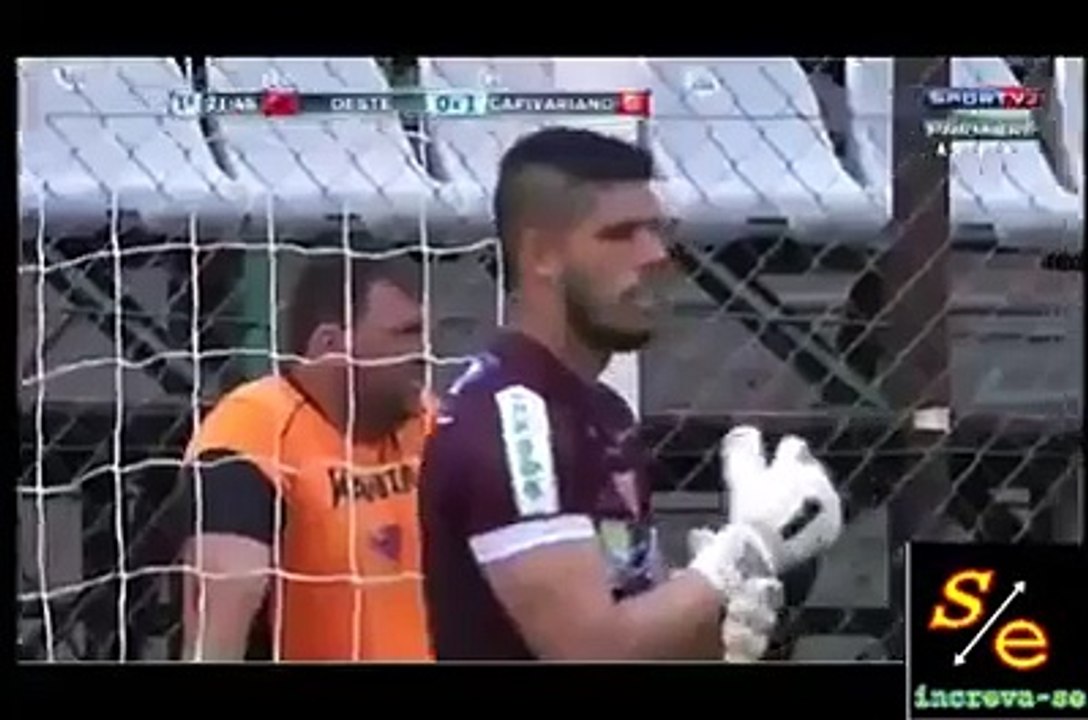 Quand un chien s'incruste sur un terrain de foot au Brésil