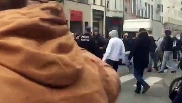 La tension monte à Bruxelles plus d'une centaine de jeunes tentent de rejoindre la Bourse (VIDEO 1)