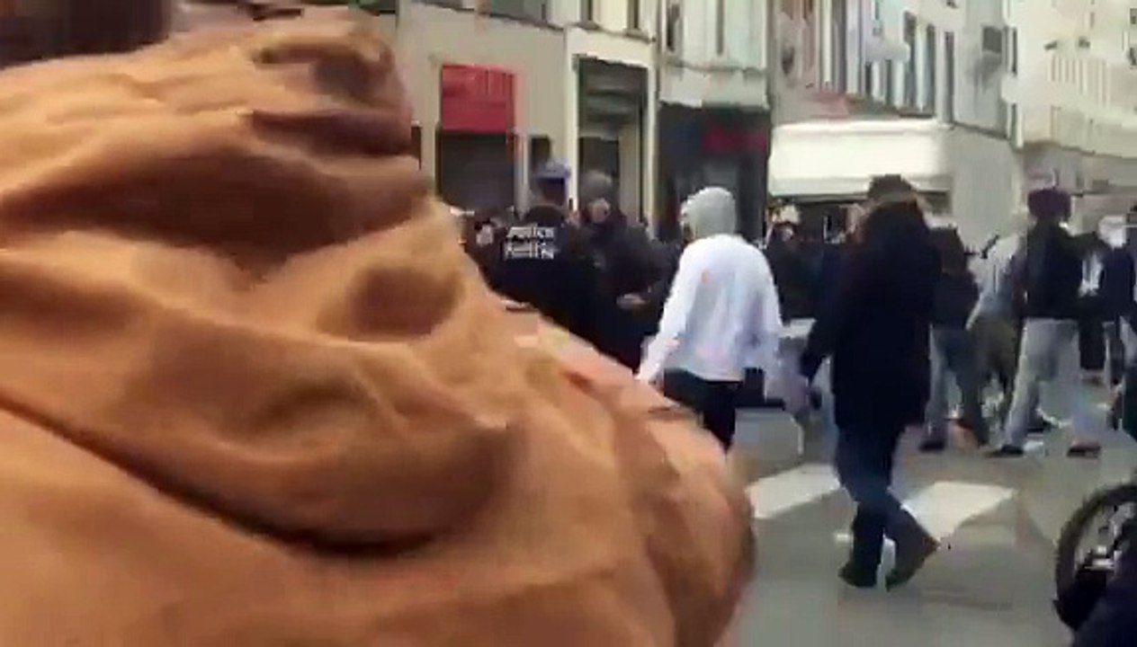 La tension monte à Bruxelles plus d'une centaine de jeunes tentent de rejoindre la Bourse (VIDEO 1)