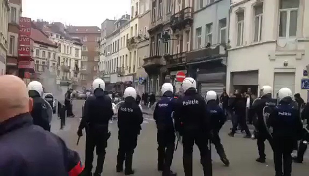 Manifestation interdite à Bruxelles une personne renversée par une Audi A1 qui a voulu forcer un barrage