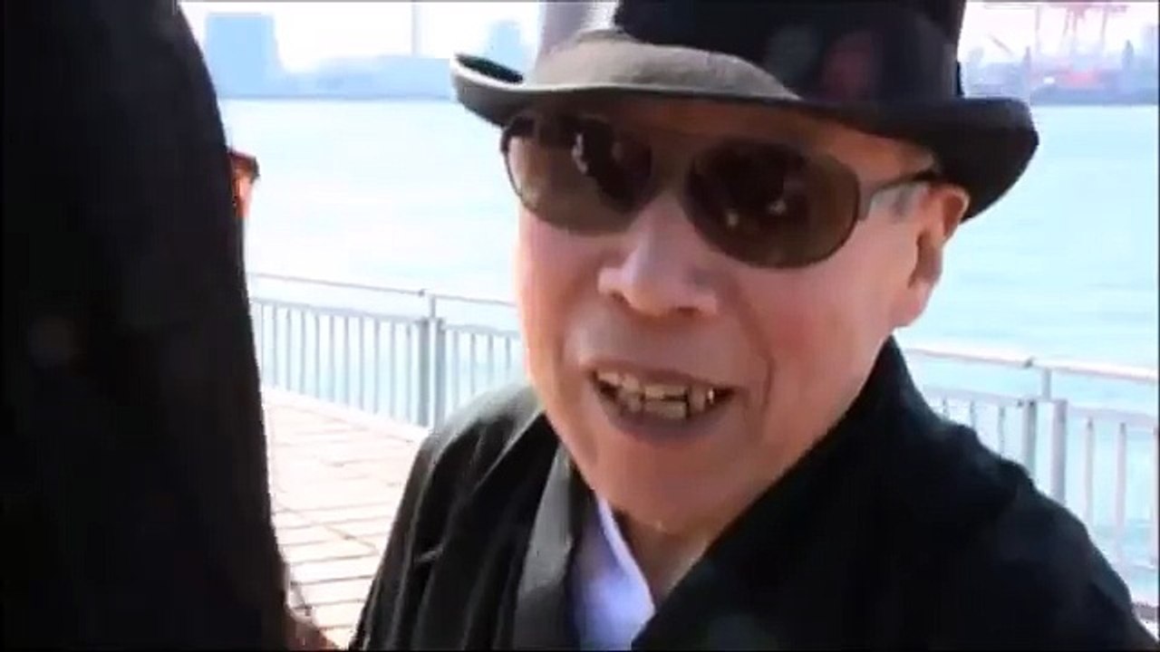 海辺でキスをするおじいちゃんと若い女性　歳の差キス