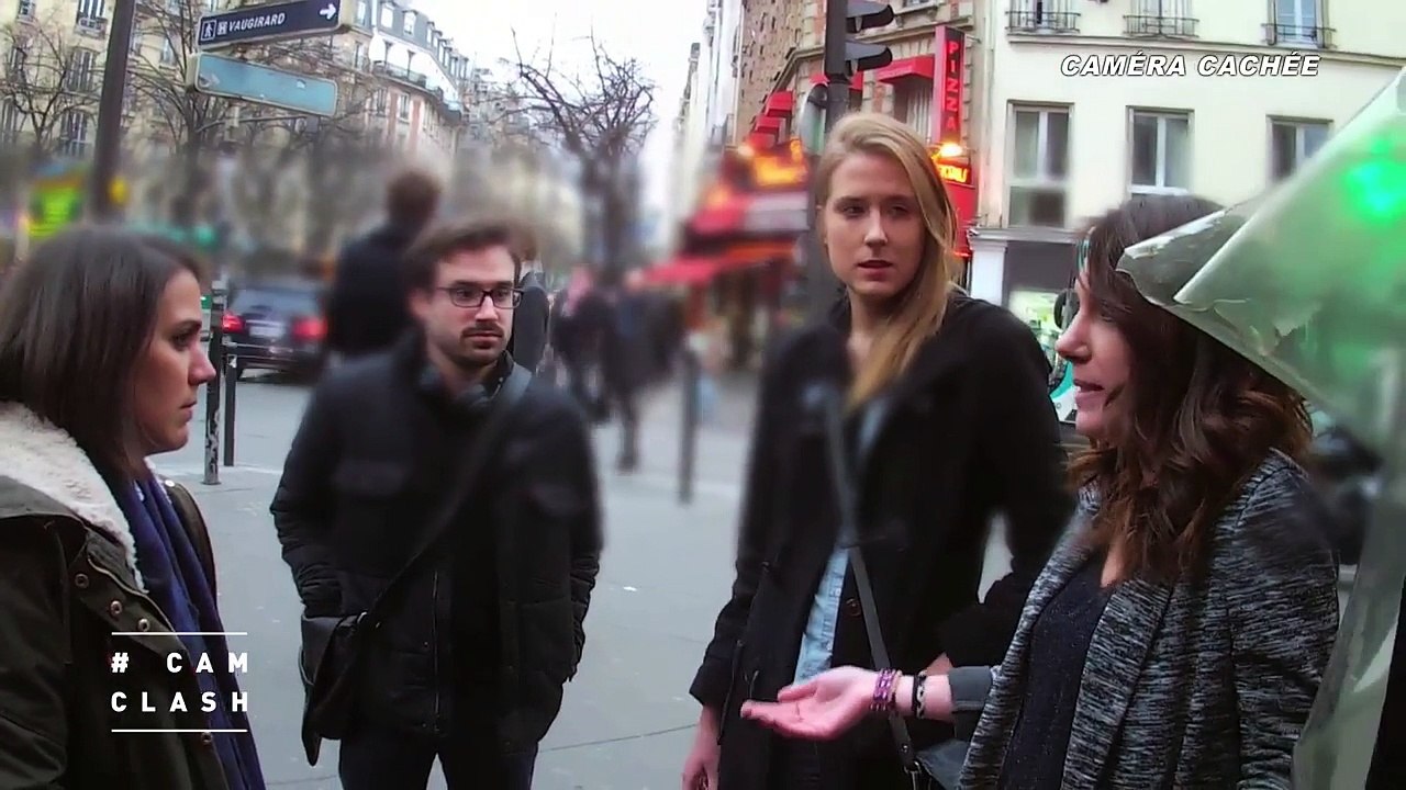 Elle refuse d'embrasser un séropositif: la réaction des clients d'un bar