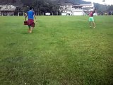 Eu e meu amigo Jogando futebol em campo molhado