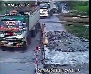 April whatsapp funny video Live track Accident