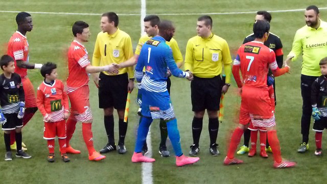 Entrée des équipes de Montlouis et du VFC accompagnées par les U9/8... Sa02/04/16