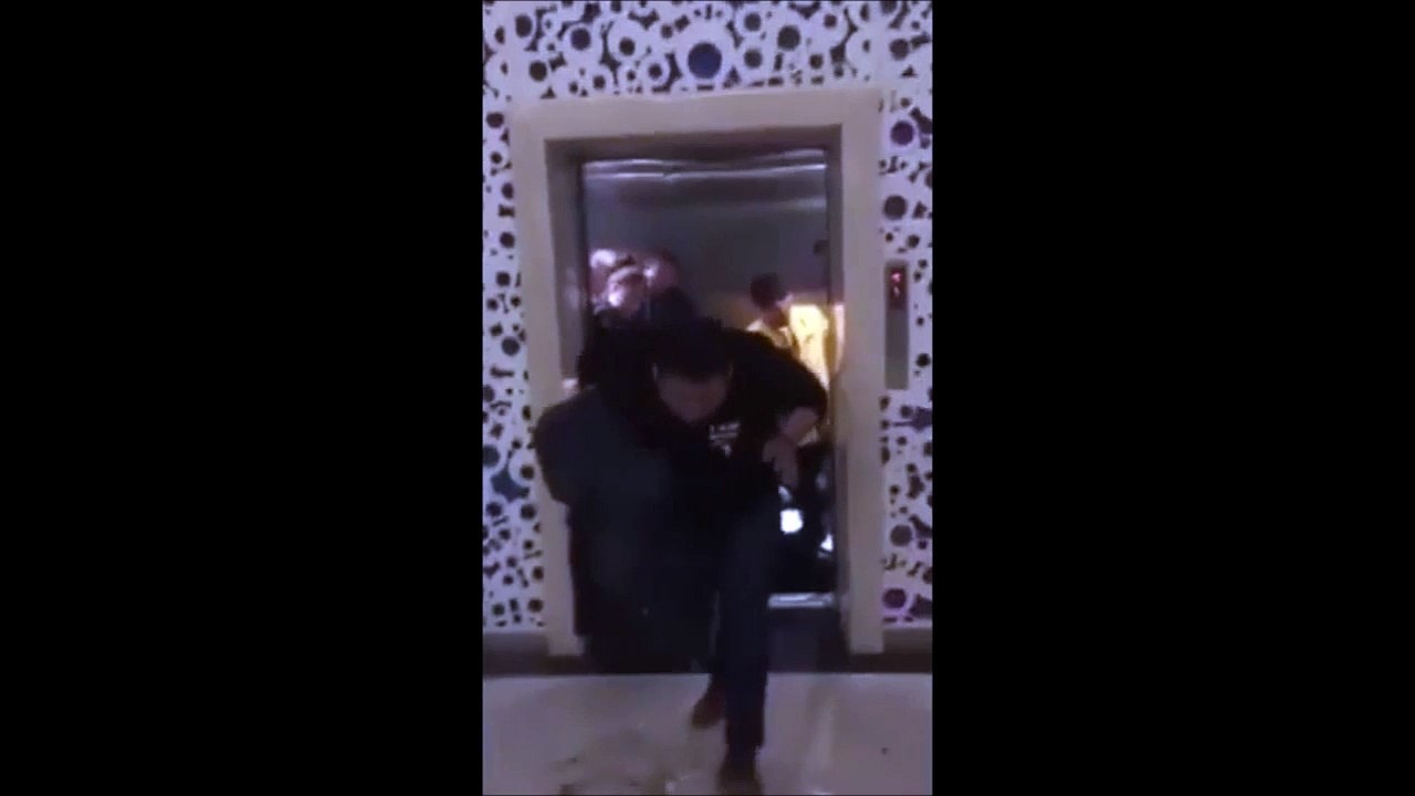 Cette homme n'aime vraiment pas les ascenseurs...  Moche!!!