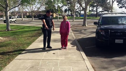 Un policier joue à la marelle avec une fillette dans la rue. Magique